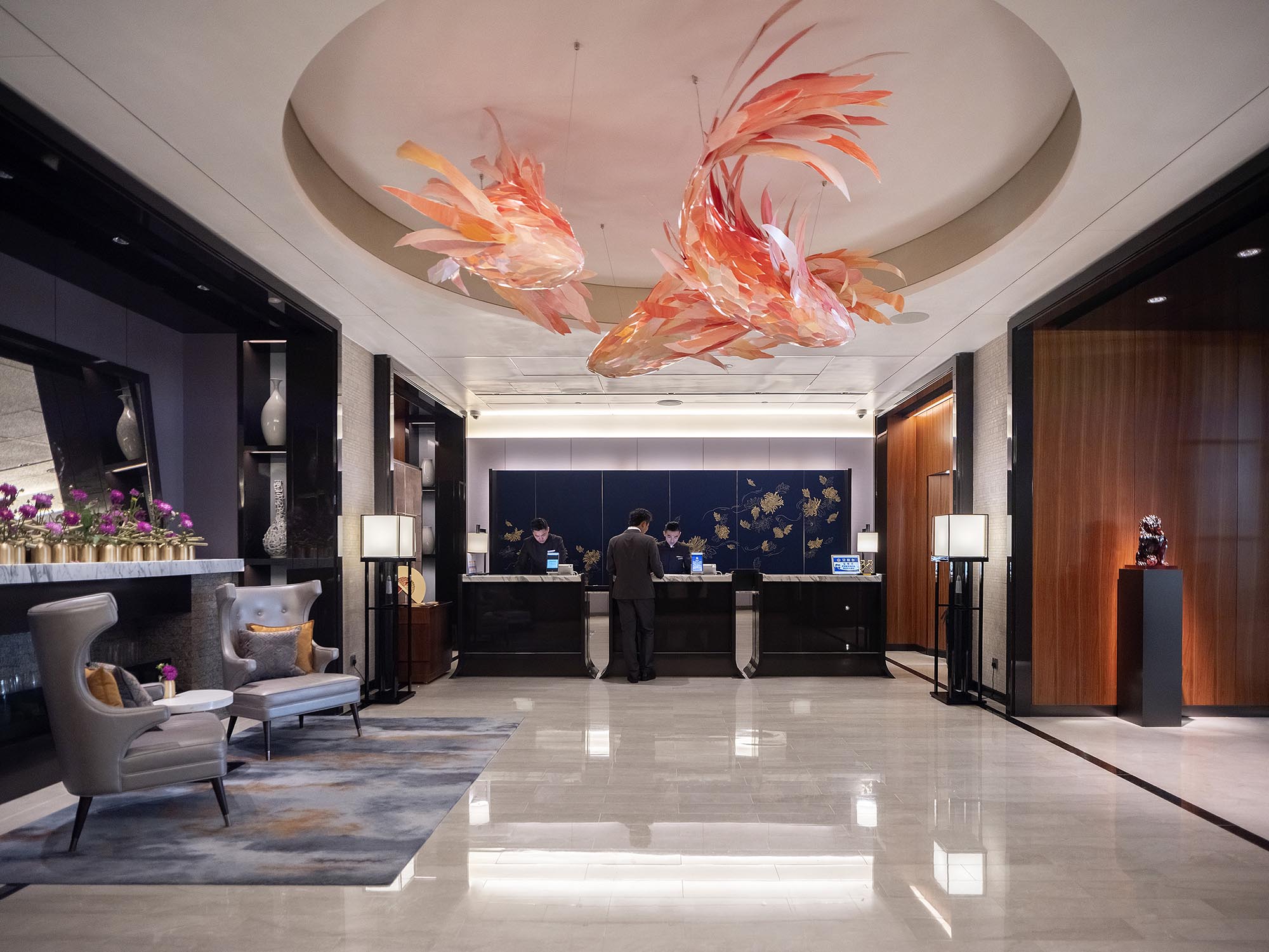 酒店大堂与入口空间，呈现抵达体验与品牌氛围